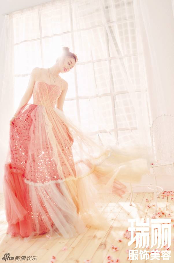 袁姗姗登《瑞丽》杂志封面 甜美俏皮上演美食诱惑