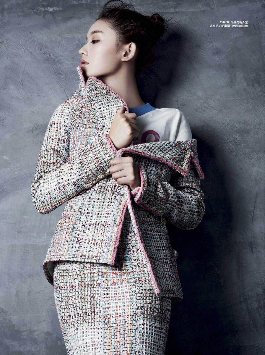 林允登杂志开年封面大片 轻灵自然裸妆迷人