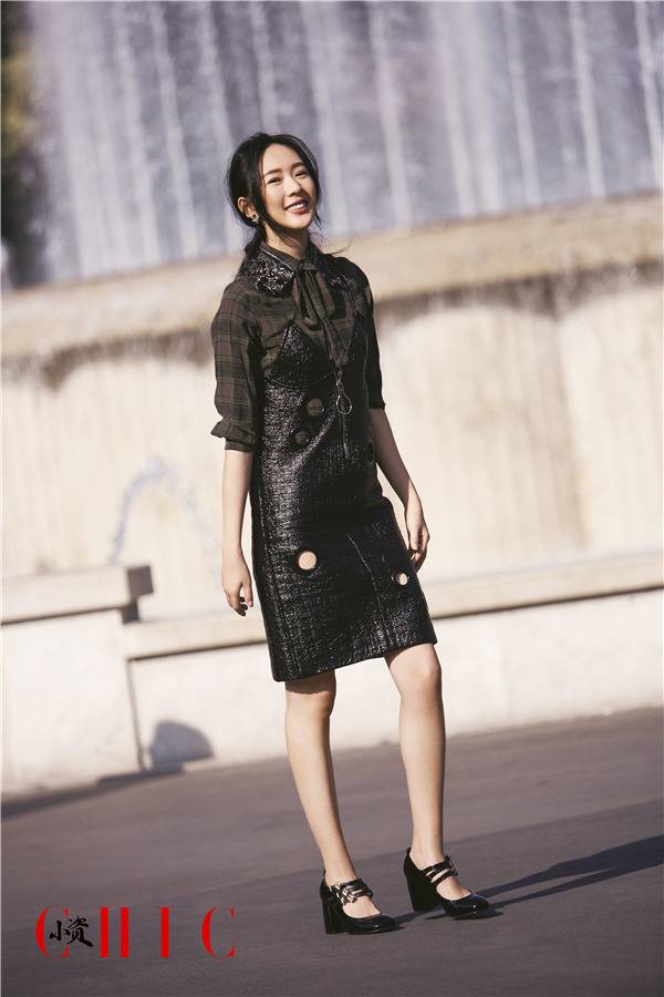 影星童瑶杂志写真曝光 俏皮时髦眼神撩人