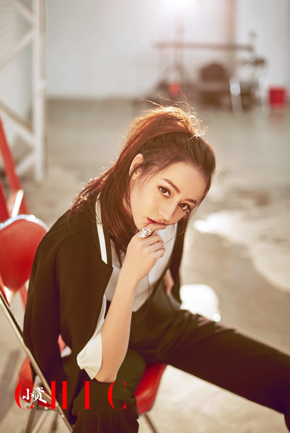 迪丽热巴登杂志封面 多种风格变换显率真