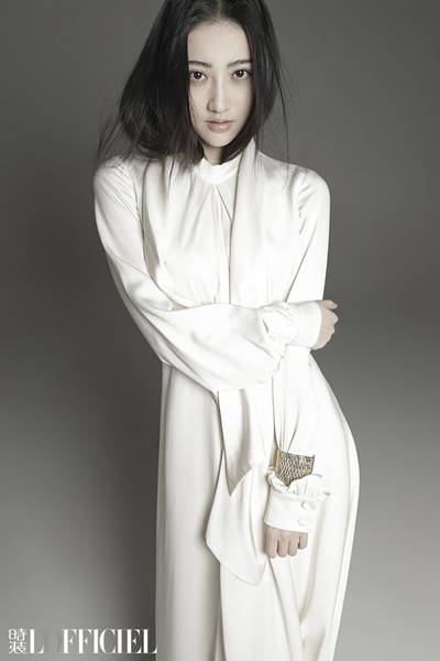 景甜杂志封面大片曝光 眼神清澈大秀冷白肌