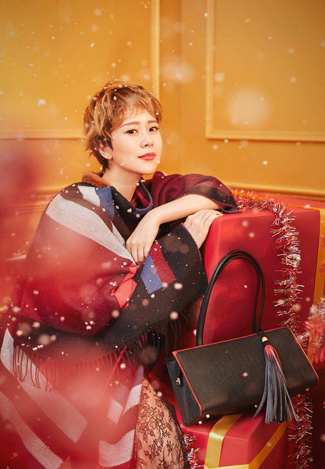 海清登《时尚co mo》杂志12月封面 金色短发耀眼