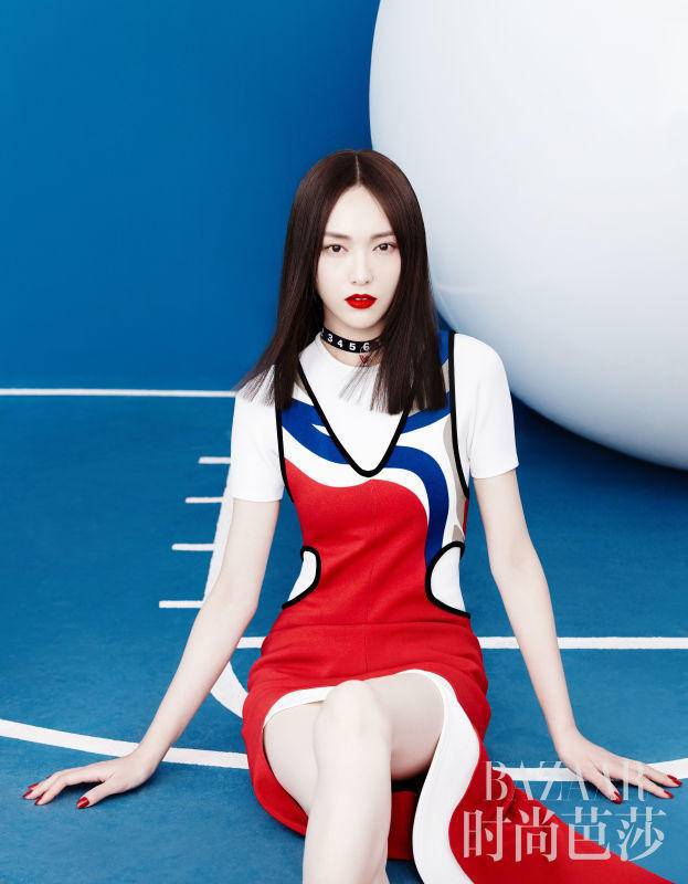 唐嫣登《时尚芭莎》杂志封面大片 雪肌红唇引人惊叹