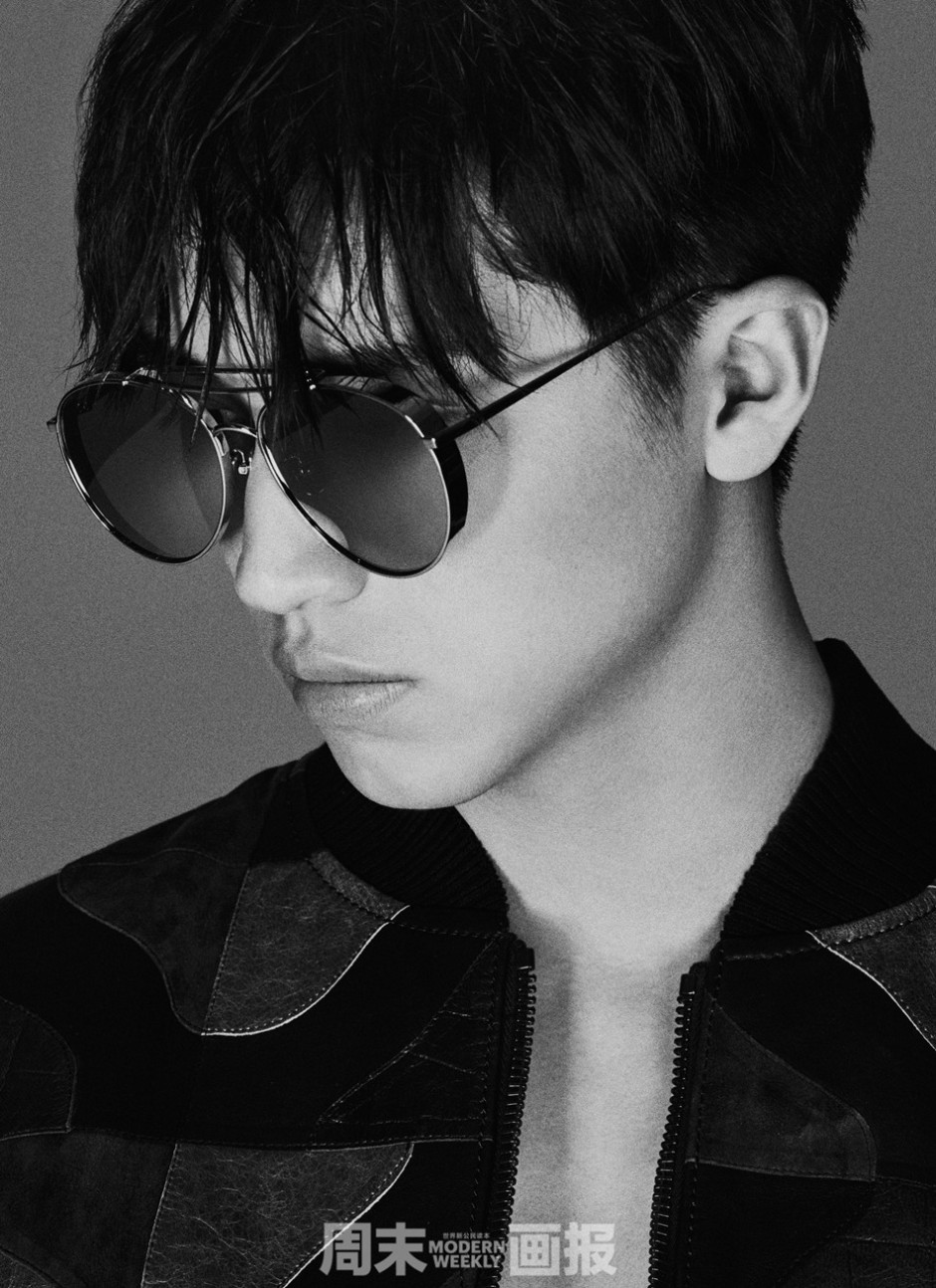 人气偶像许魏洲杂志封面 双目透视三月春光