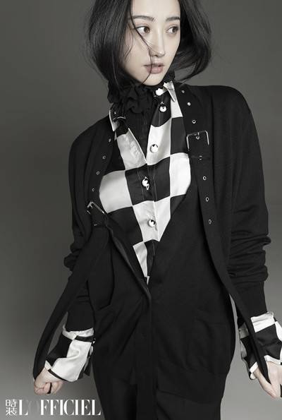 景甜杂志封面大片曝光 眼神清澈大秀冷白肌