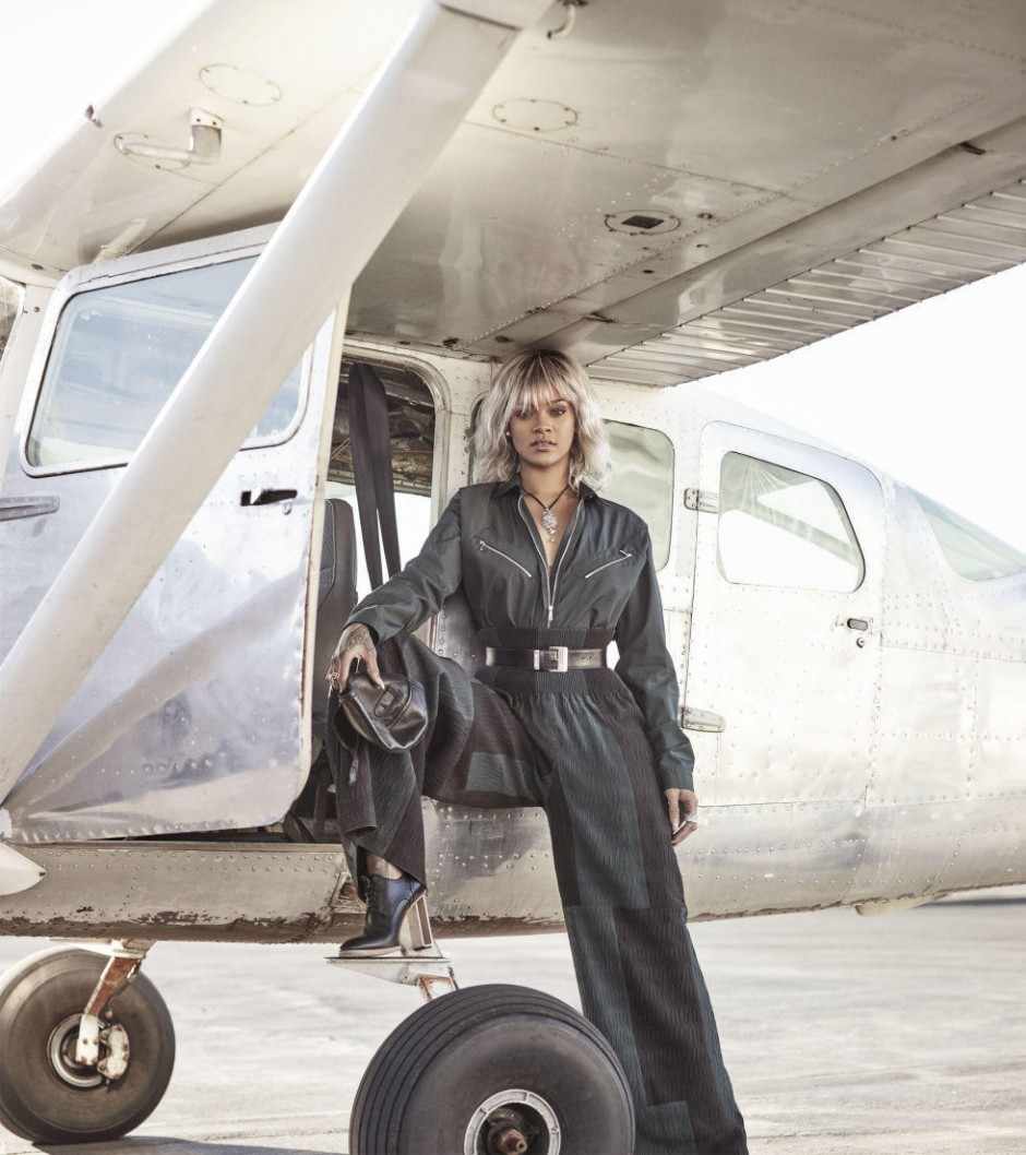 蕾哈娜登杂志封面 化身金发飞行员火力全开