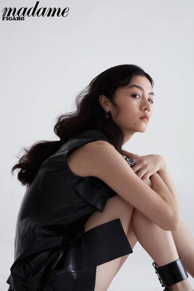 金像奖影后春夏登杂志开年封面 演绎灵动少女专属魅力