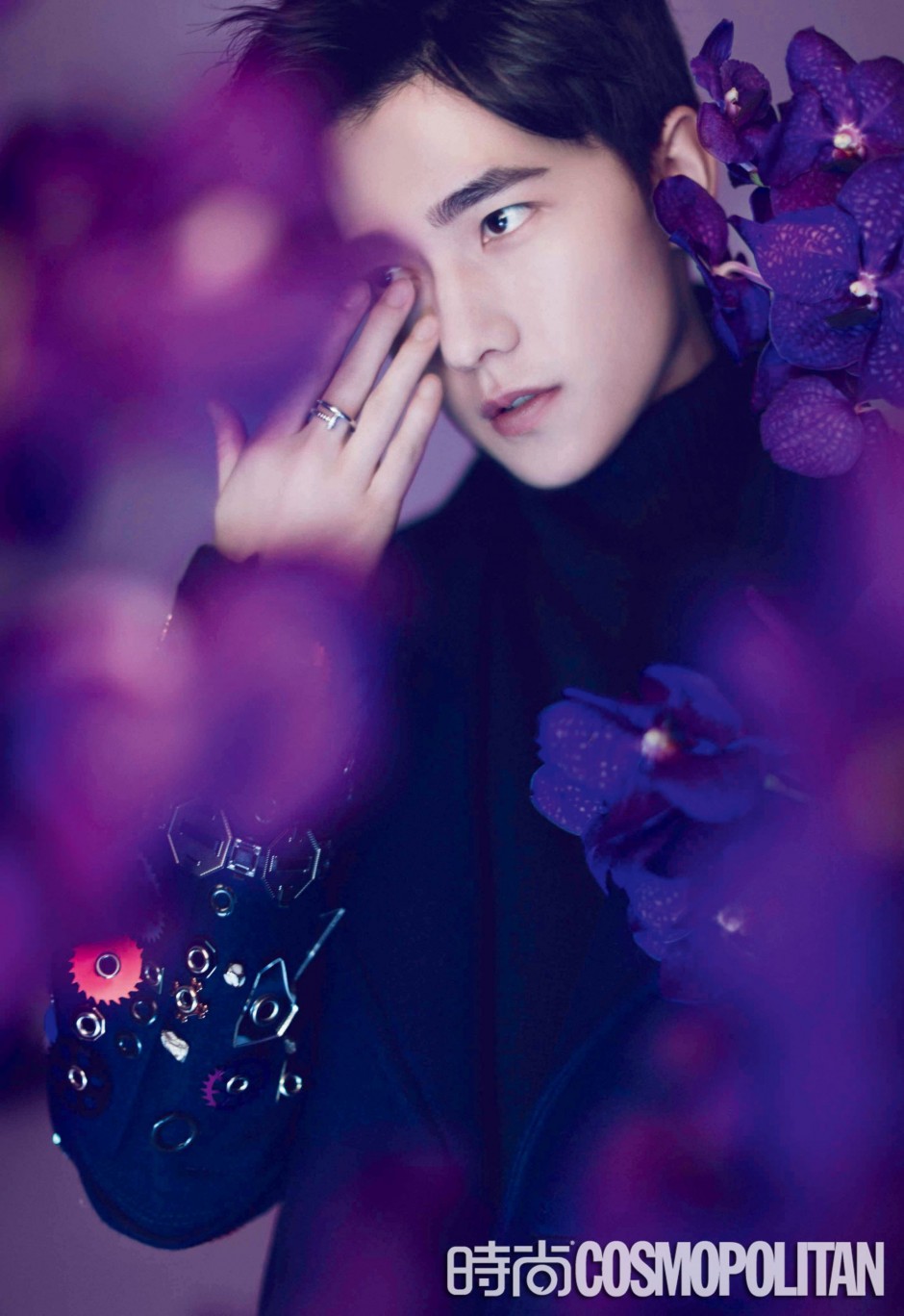 杨洋登《时尚COSMO》杂志封面 化身暗夜花美男