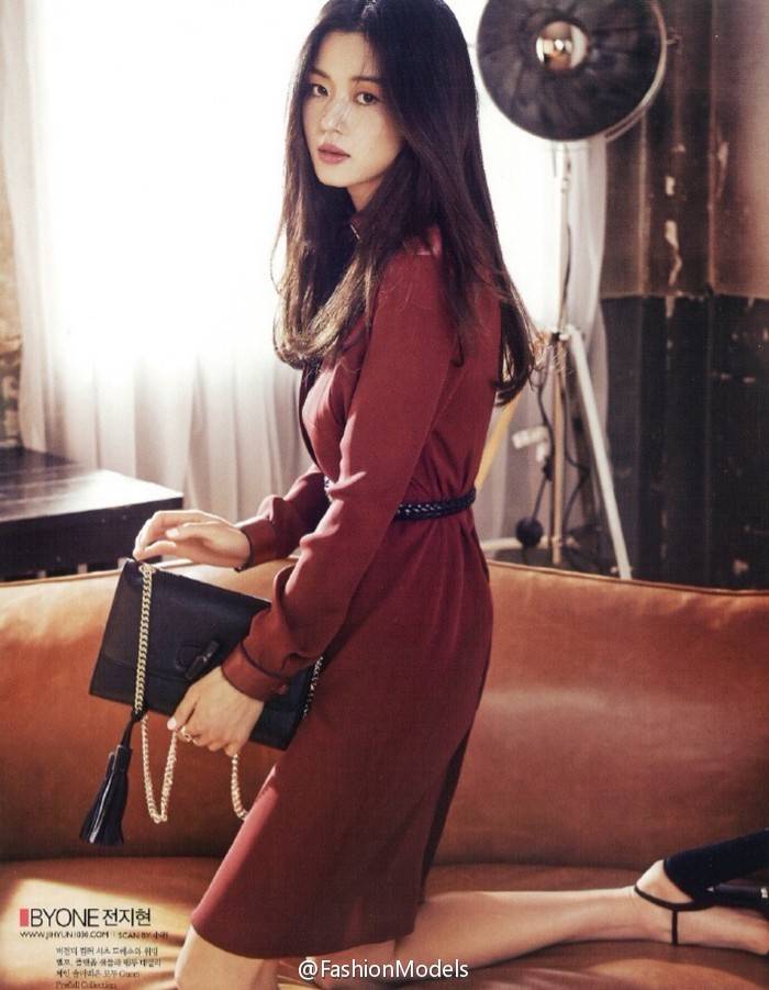 全智贤杂志封面大片公开 气质出众长腿美艳