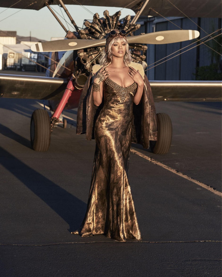 蕾哈娜登杂志封面 化身金发飞行员火力全开