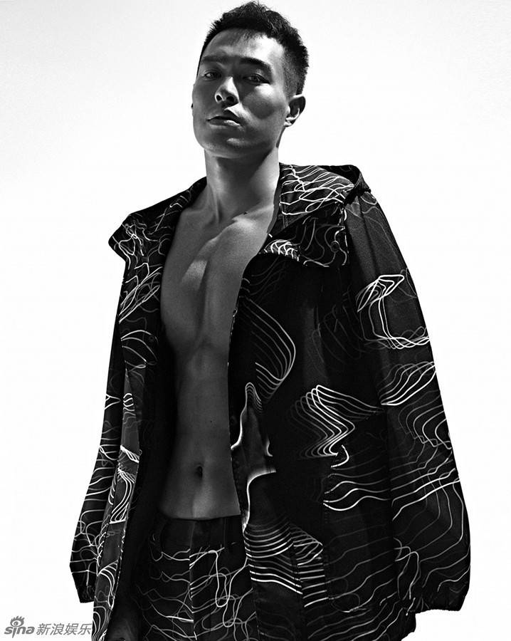 杨祐宁时尚杂志封面曝光 裸身西装8块腹肌撩人