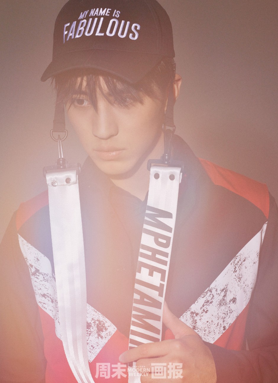 人气偶像许魏洲杂志封面 双目透视三月春光