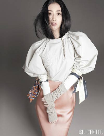 景甜杂志封面大片曝光 眼神清澈大秀冷白肌