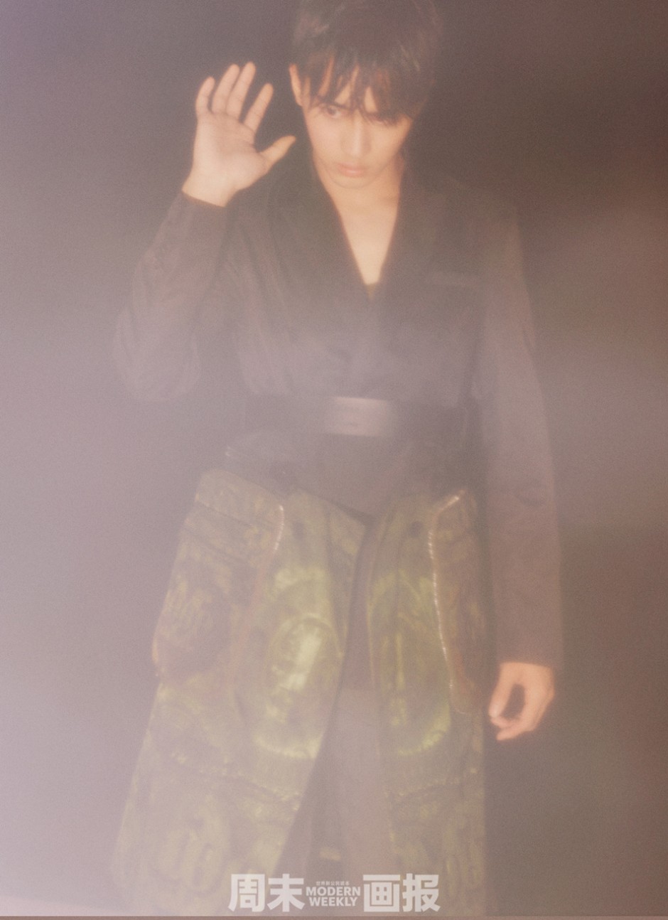 人气偶像许魏洲杂志封面 双目透视三月春光