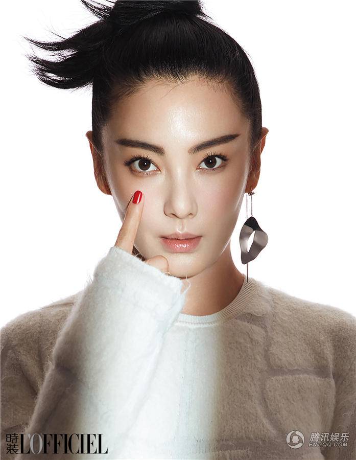 张雨绮登杂志开年封面照 简约造型点出灵动气息