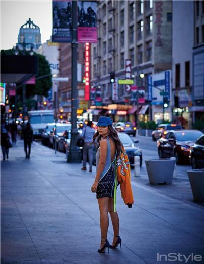 Emily Ratajkowski登杂志封面 白T演绎多种造型