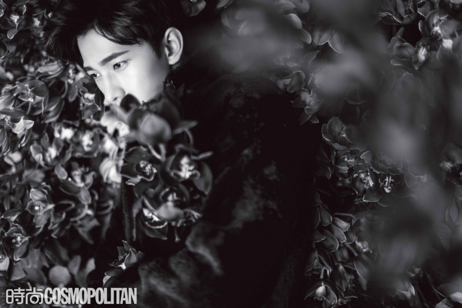 杨洋登《时尚COSMO》杂志封面 化身暗夜花美男