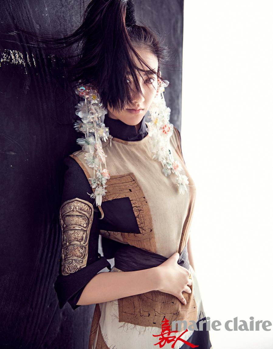 景甜杂志封面图片公开 前卫造型英气十足