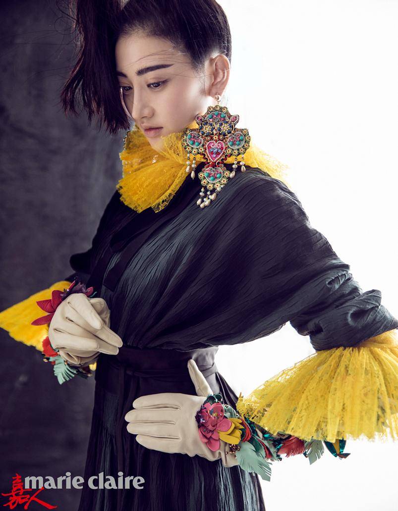 景甜杂志封面图片公开 前卫造型英气十足