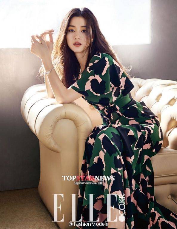 全智贤杂志封面大片公开 气质出众长腿美艳