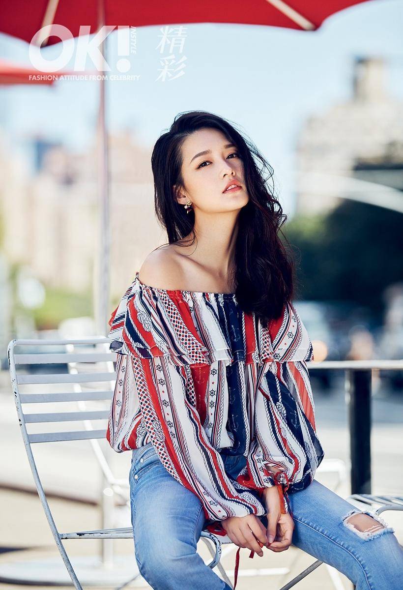 演员李沁首登杂志封面 明艳惹眼漫步街头