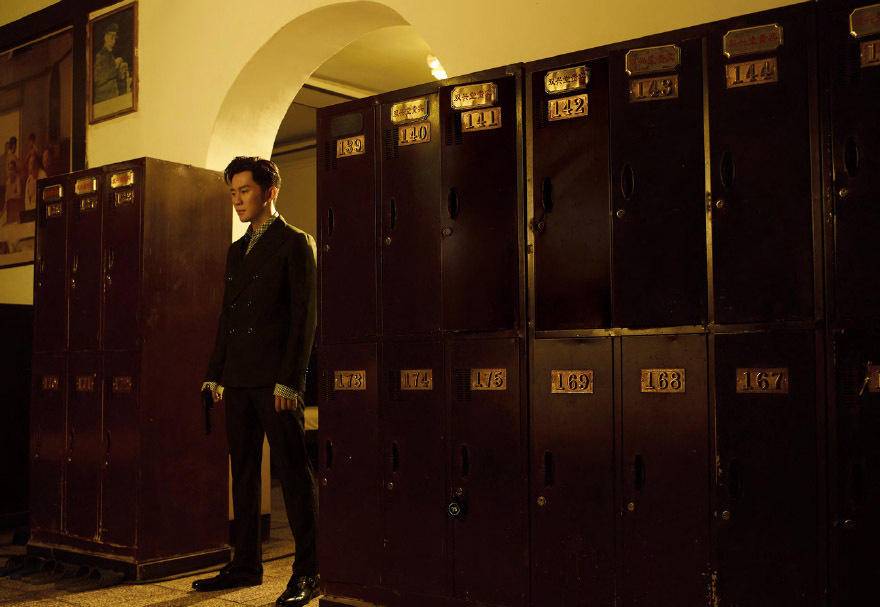 李晨登《男人装》杂志封面 身材健壮大秀肌肉