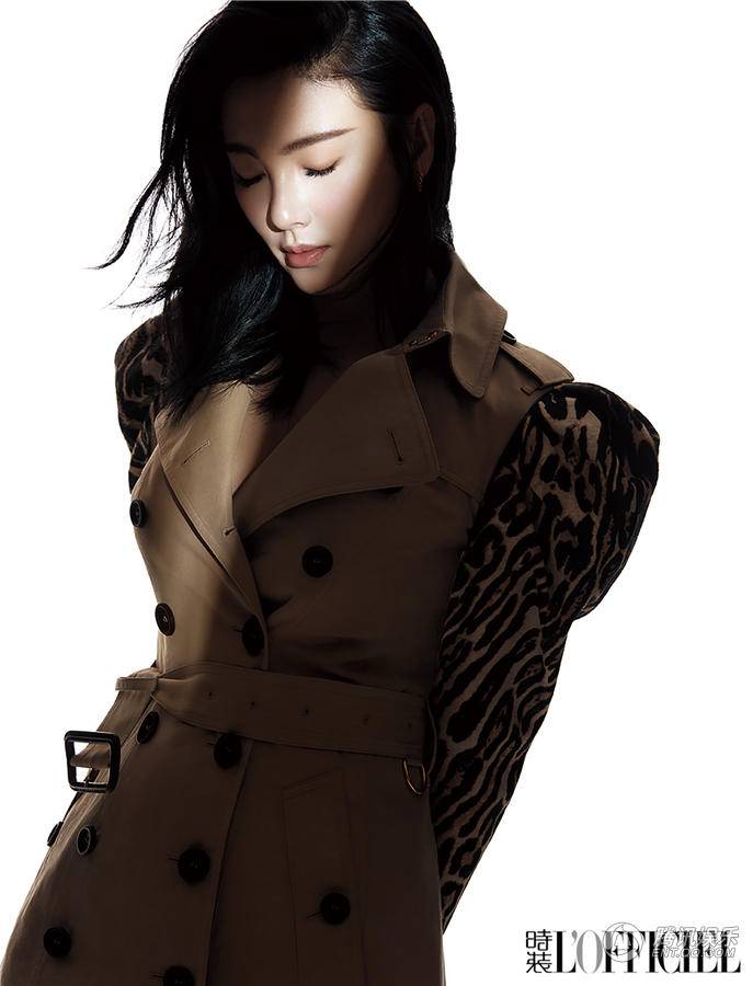 张雨绮登杂志开年封面照 简约造型点出灵动气息