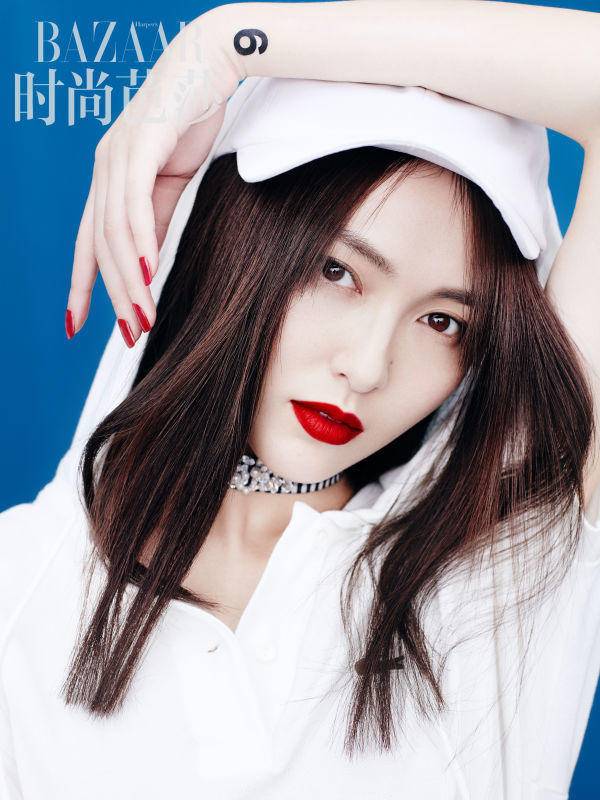 唐嫣登《时尚芭莎》杂志封面大片 雪肌红唇引人惊叹