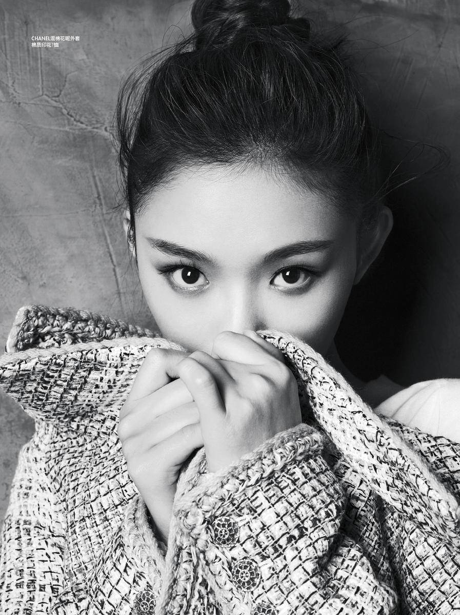 林允登杂志开年封面大片 轻灵自然裸妆迷人