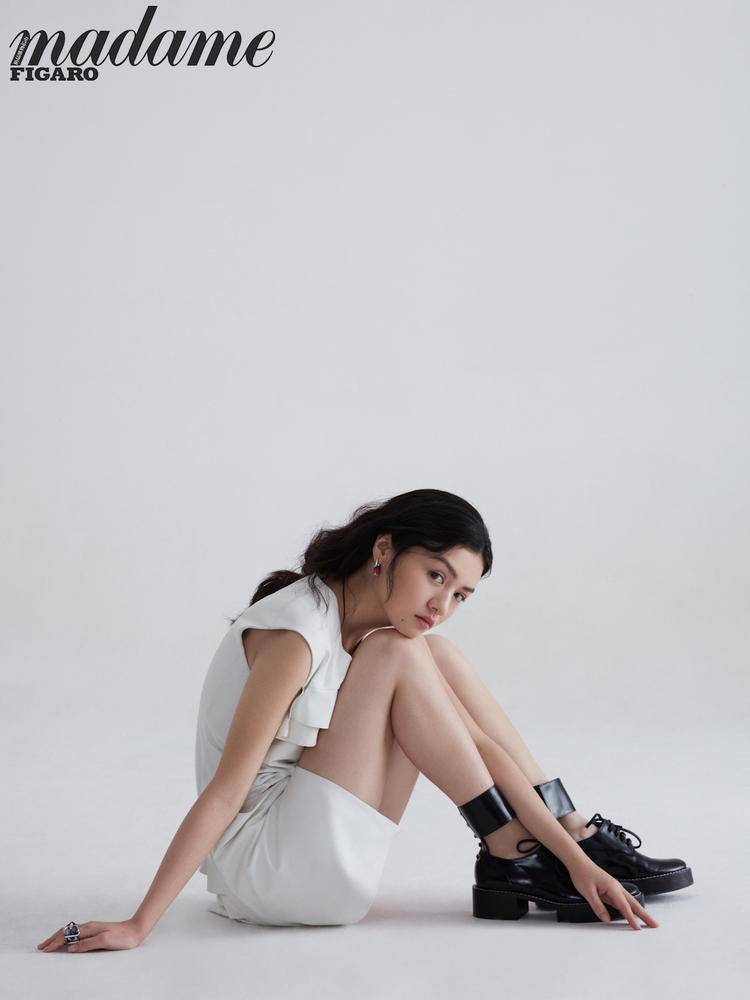 金像奖影后春夏登杂志开年封面 演绎灵动少女专属魅力