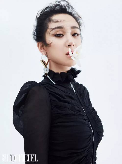 杨紫杂志封面照曝光 一身华服尽显娇丽容颜