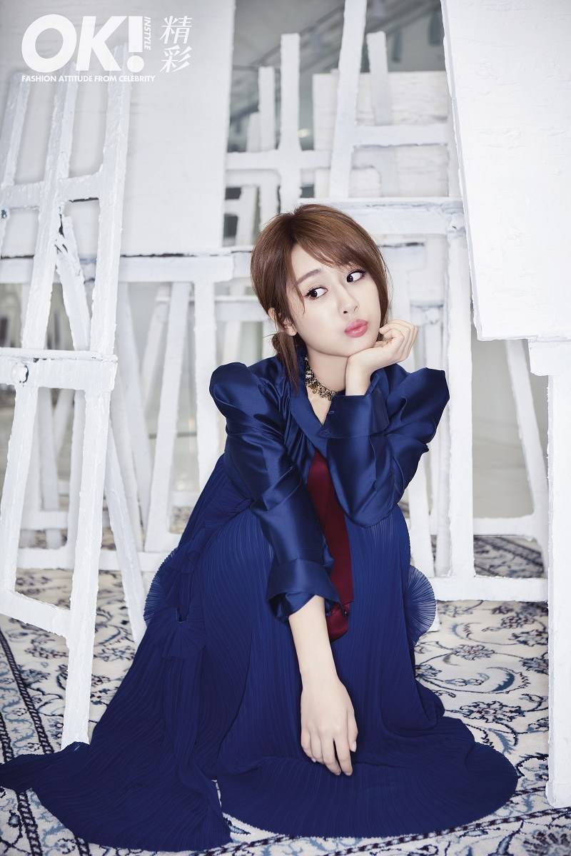 杨紫时尚少女杂志封面 俏皮可爱晒童趣