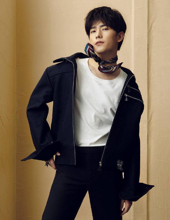 杨洋封面大片秀长腿 风格百变展多面魅力