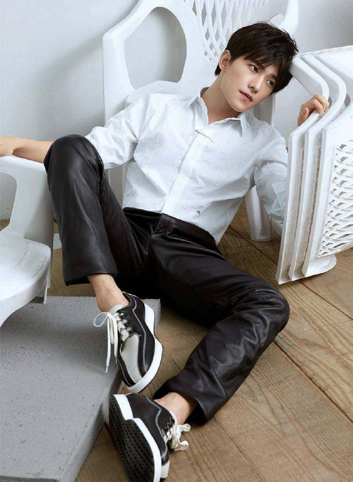 杨洋封面大片秀长腿 风格百变展多面魅力