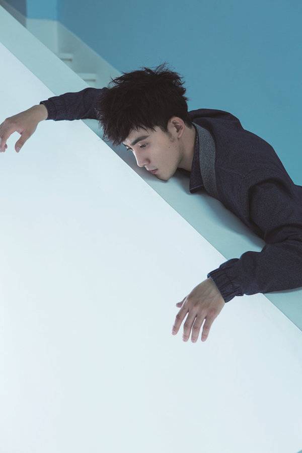 张睿杂志写真照风格多样 绅士暖男自由切换