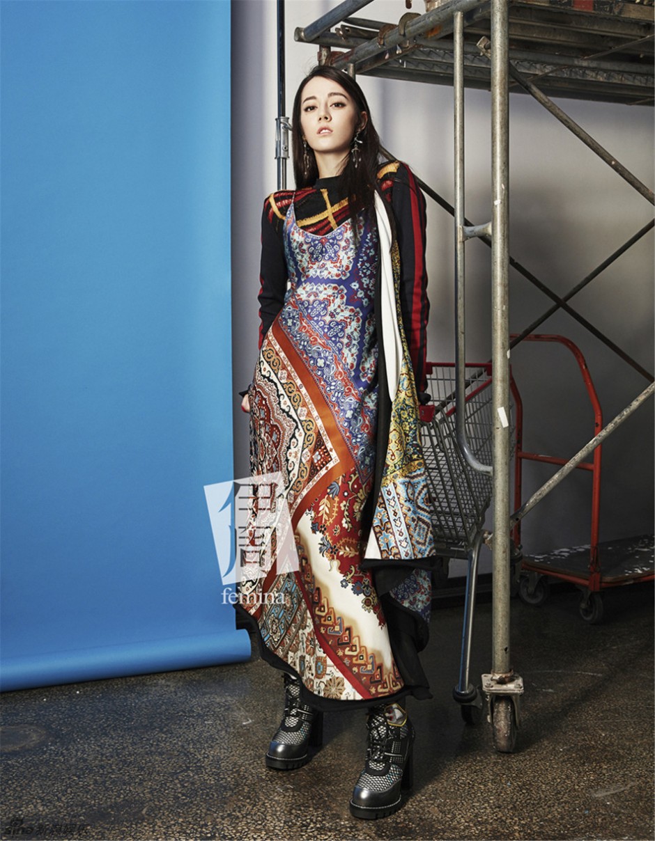 迪丽热巴杂志封面曝光 酷美有范攻气十足