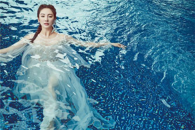 “女神”张雨绮性感演绎另类时尚登《悦己》杂志封面