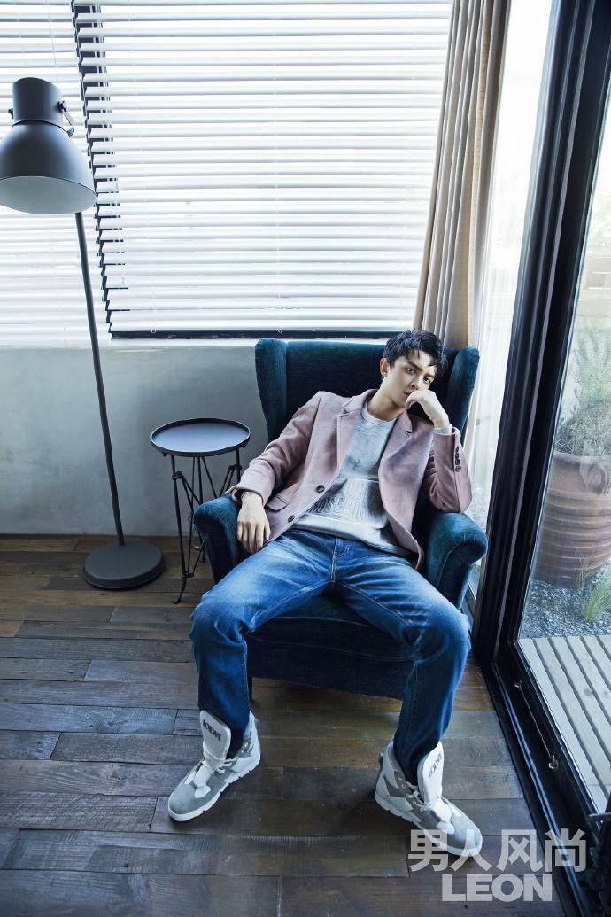 吴磊杂志封面大片曝光 冷峻眼神蜕变成型男