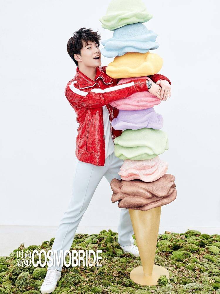 &ldquo;白夜夫妇&rdquo;时尚新娘封面大片 梦幻甜美颜值逆天