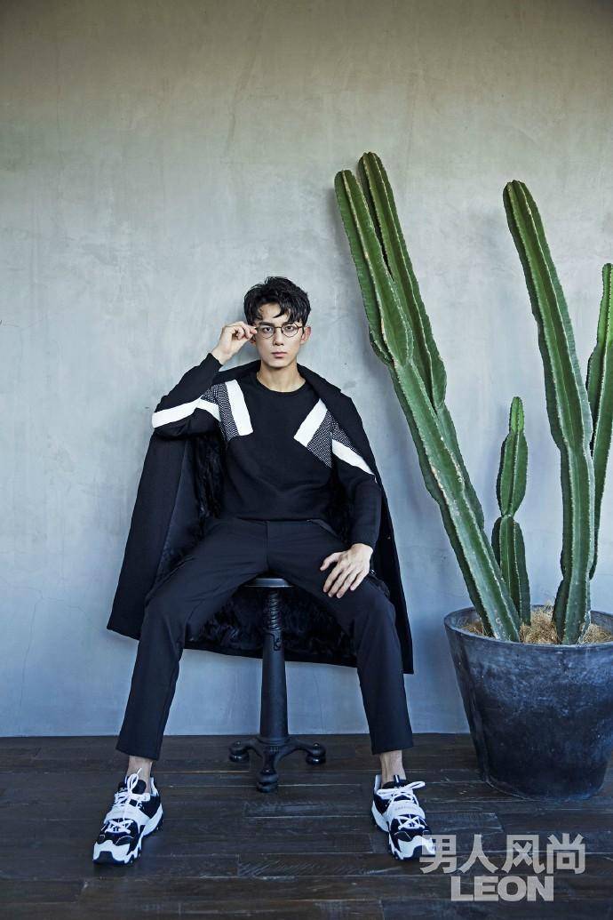 吴磊杂志封面大片曝光 冷峻眼神蜕变成型男