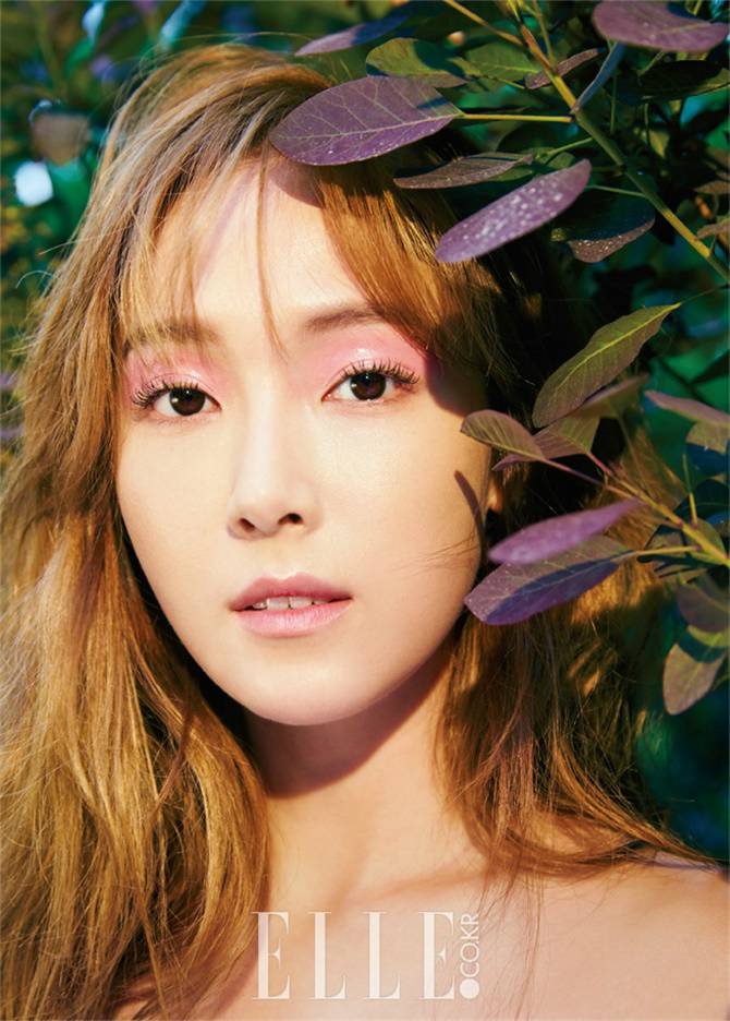 Jessica郑秀妍拍摄美妆大片 风格迥异明艳动人