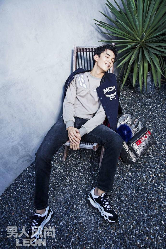 吴磊杂志封面大片曝光 冷峻眼神蜕变成型男