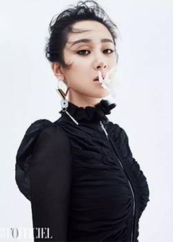 杨紫杂志封面照曝光 一身华服尽显娇丽容颜