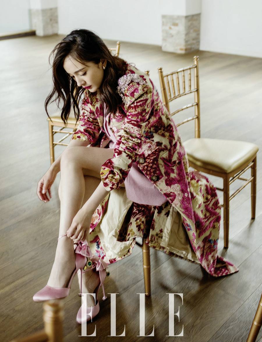 杨幂时尚封面大片 红唇绿袄好妖艳