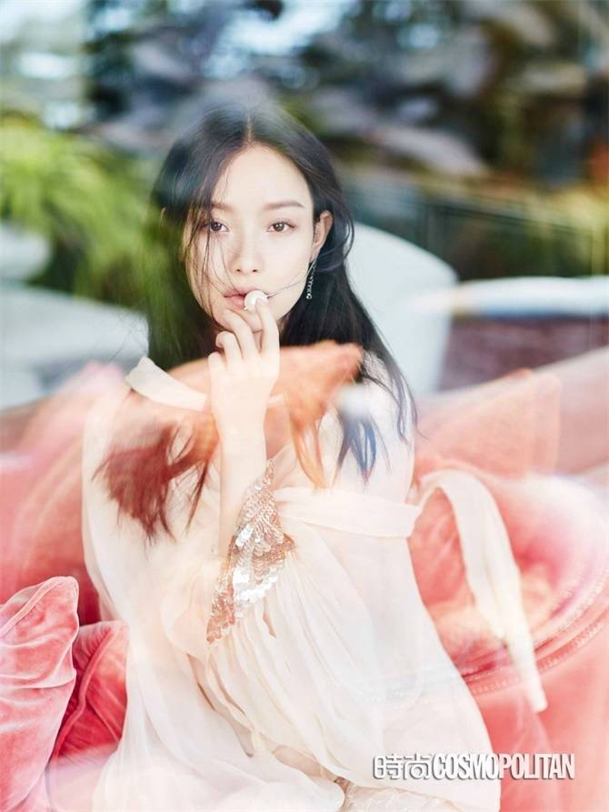 倪妮再登杂志封面 淡雅的妆容如火炙热