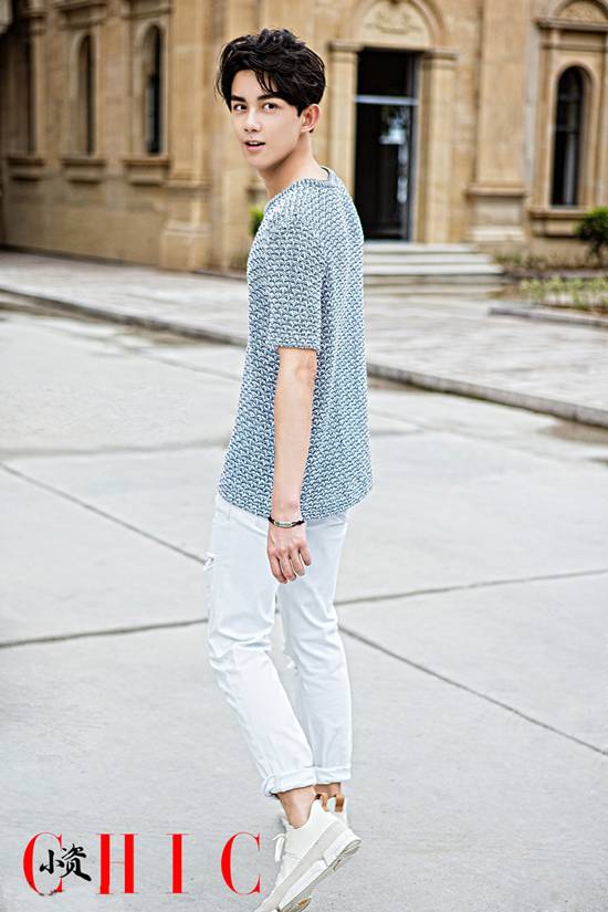 《小资CHIC》吴磊帅气时尚封面图片 本色出演浪漫少年