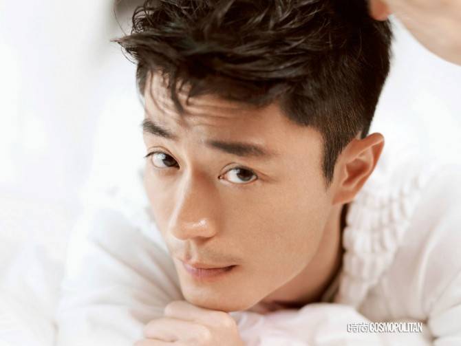 霍建华登《时尚COSMO》杂志封面 眼神深邃动人心弦