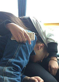 恶搞爆笑图片之闻着熟悉的气味才能睡着