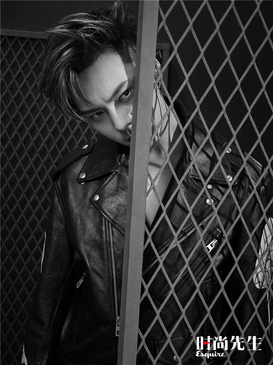 陈伟霆最新杂志封面图片 痞帅气质眼神深邃撩人