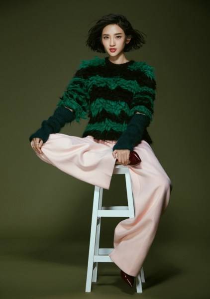 唐艺昕秋日写真大片 元气少女诠释另类优雅